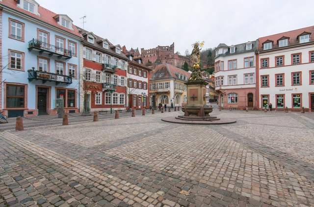Kornmarkt mit Madonnenstatue