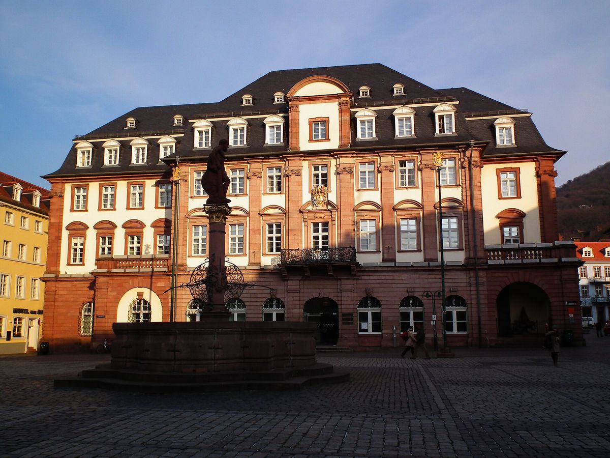 Rathaus und Herkulesbrunnen am Marktplatz