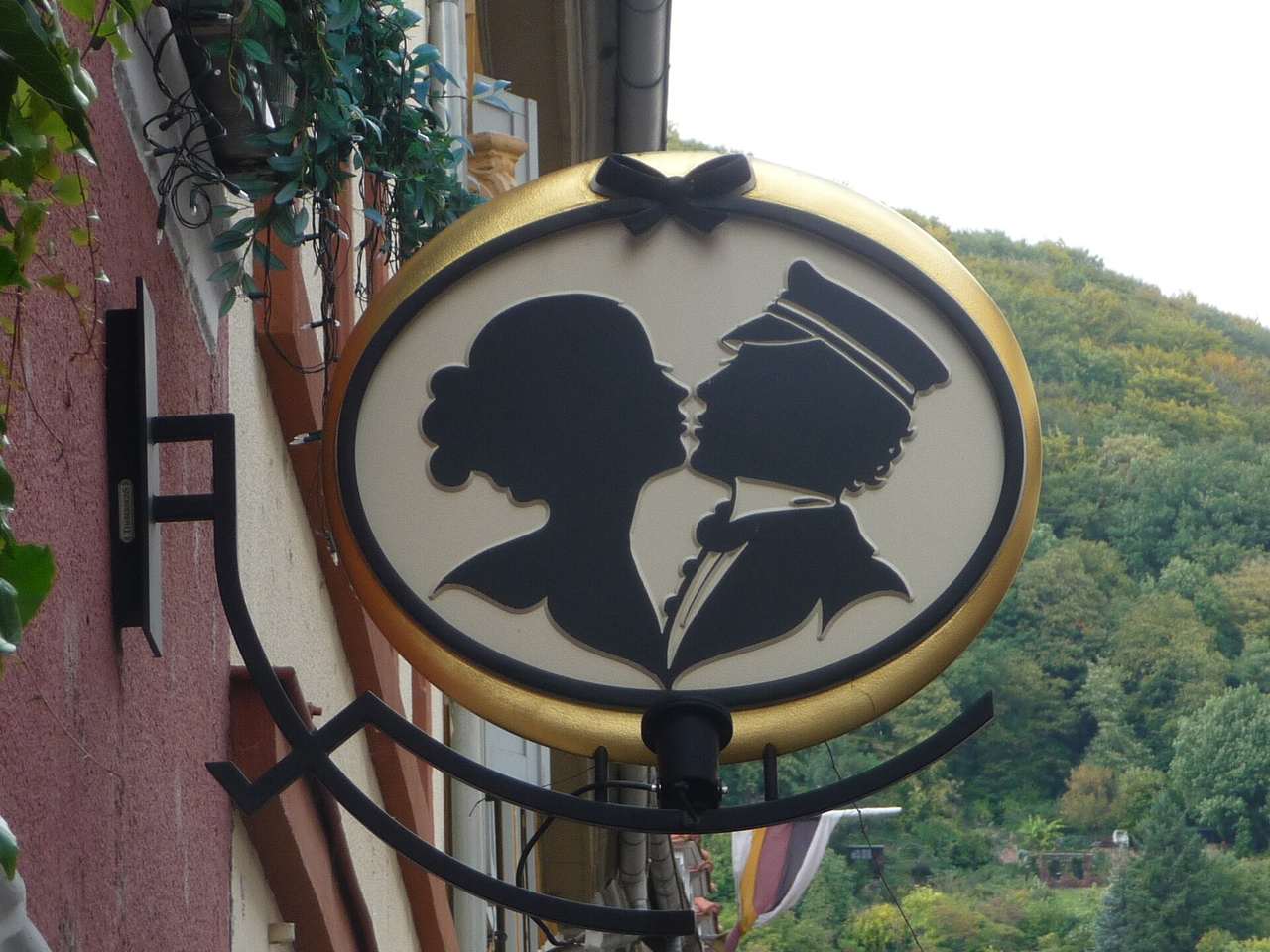 Ladenschild mit dem Heidelberger Studentenkuss