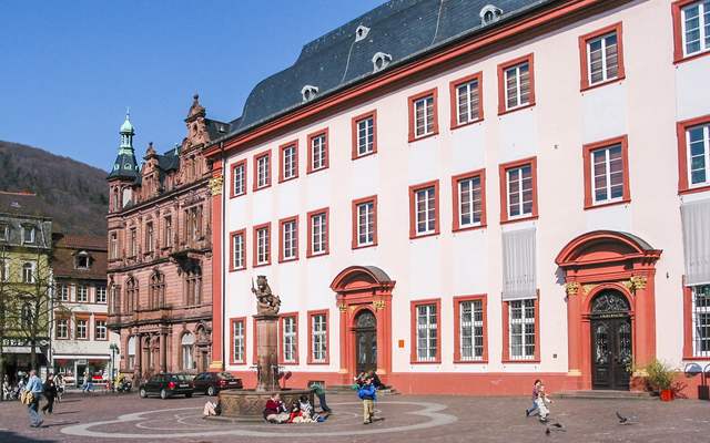 Universitätsplatz mit Löwenbrunnen und Alter Universität